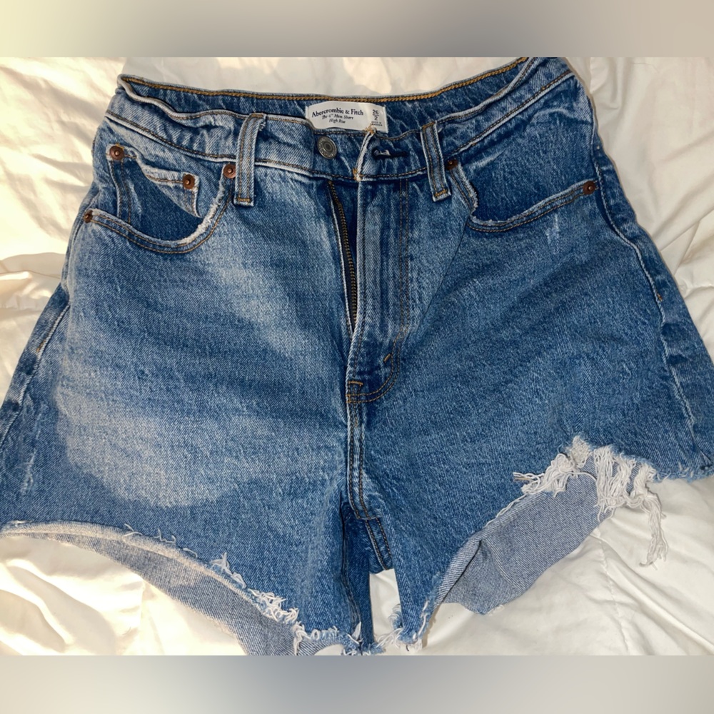 Abercrombie & fitch women’s “4 inch mom short high rise” jean shorts size 26